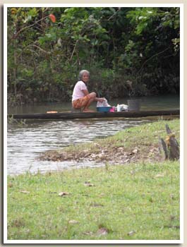 la vieille lave son linge